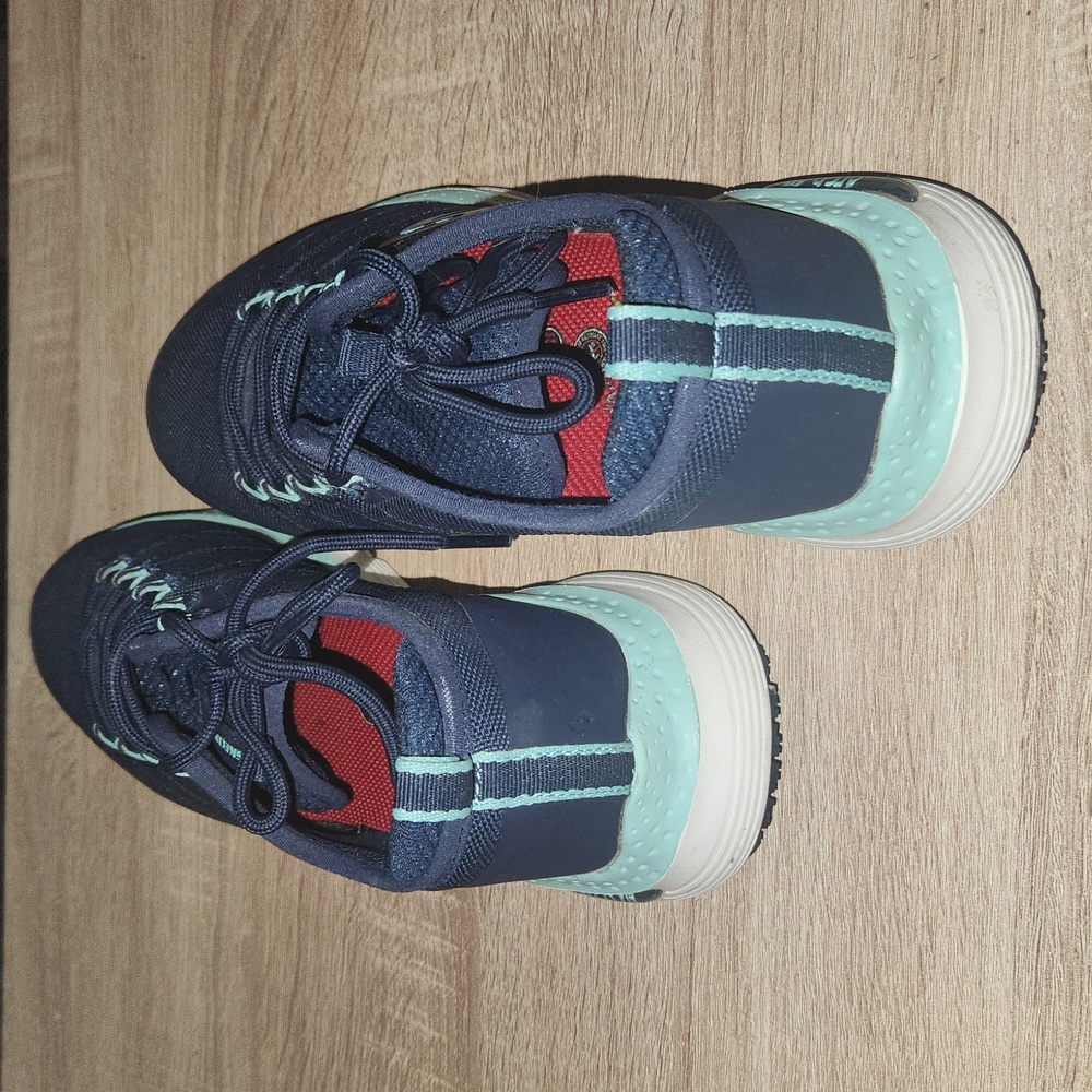 Skechers slip resistant work shoes. 7.5. Slip Resistant. - Picture 4 of 10